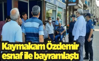 Kaymakam vatandaşla bayramlaştı