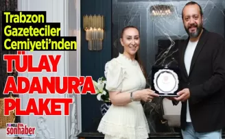 Trabzon Gazeteciler Cemiyeti’nden Adanur’a plaket
